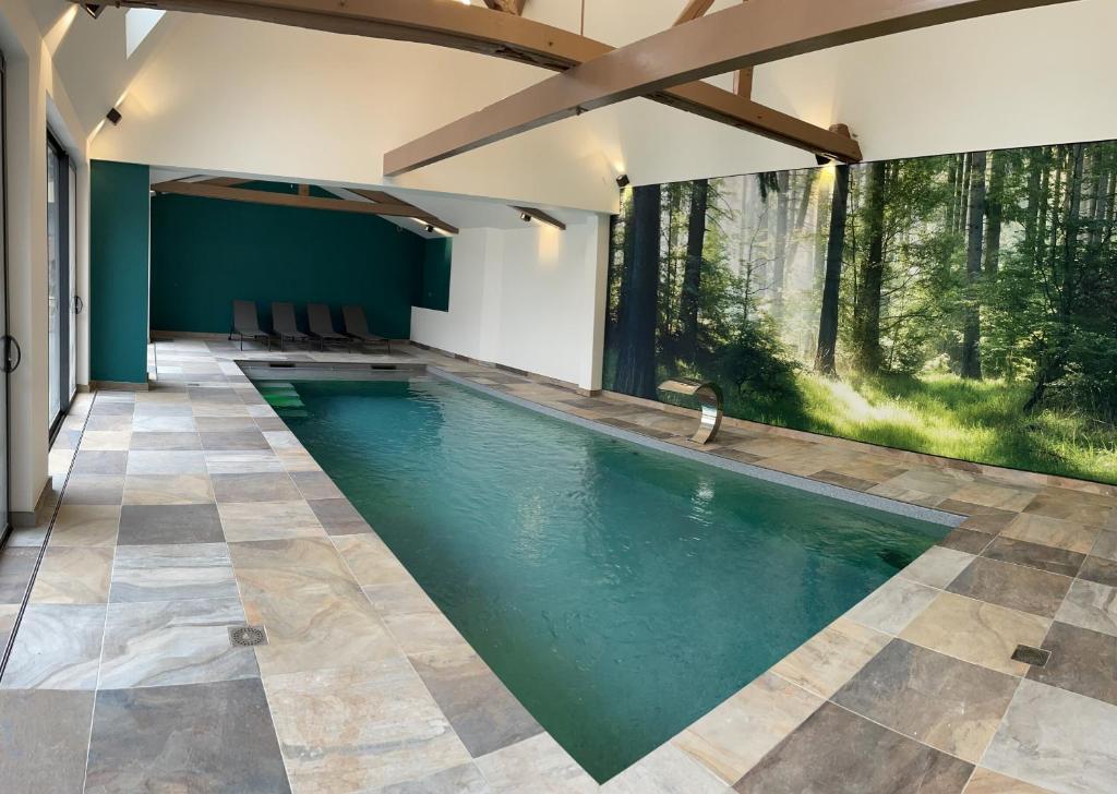 KurtzenhouseA la ferme的室内游泳池,设有瓷砖地板和绿色的墙壁