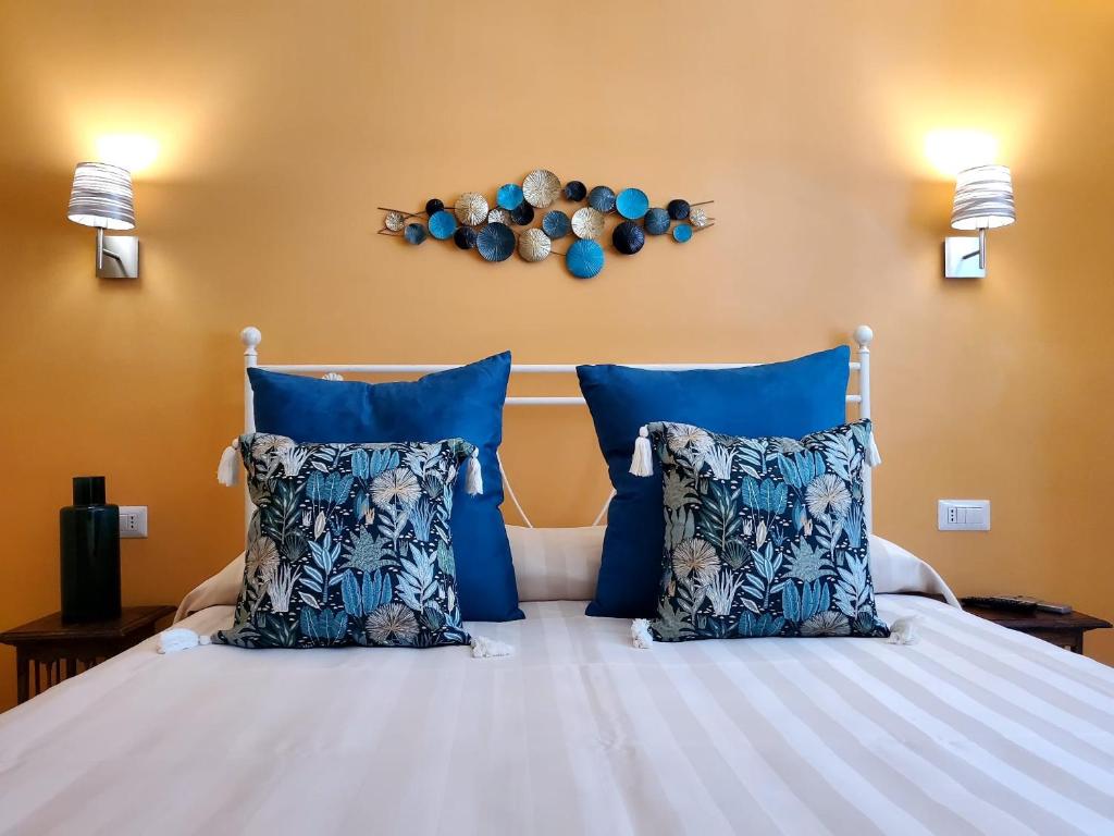 卢卡Residenza FillAnfi的一间卧室配有一张带蓝色枕头的床