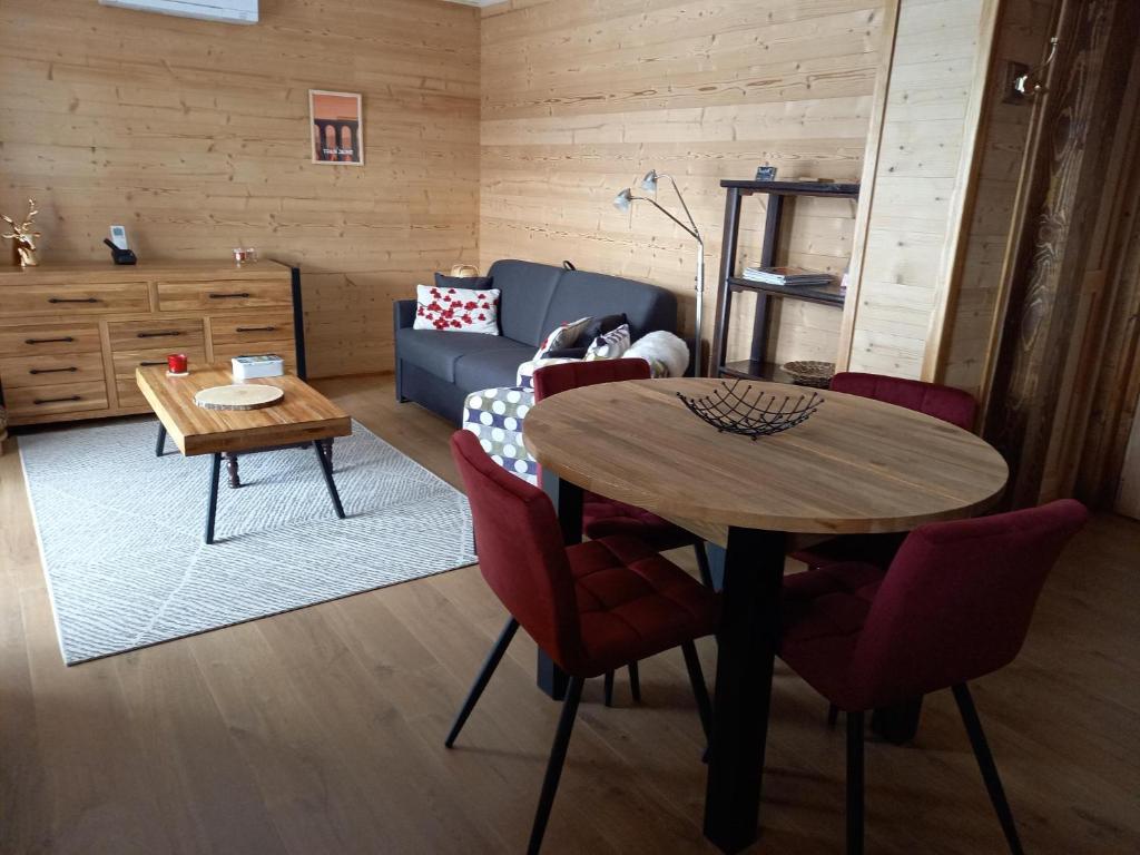 丰罗穆Eco-Logis des Cabris的客厅配有桌子和沙发