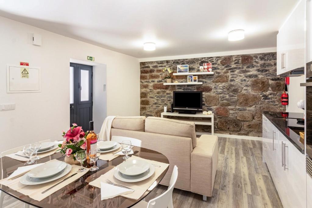 滨海保尔Casa do Porto的客厅配有桌子和沙发