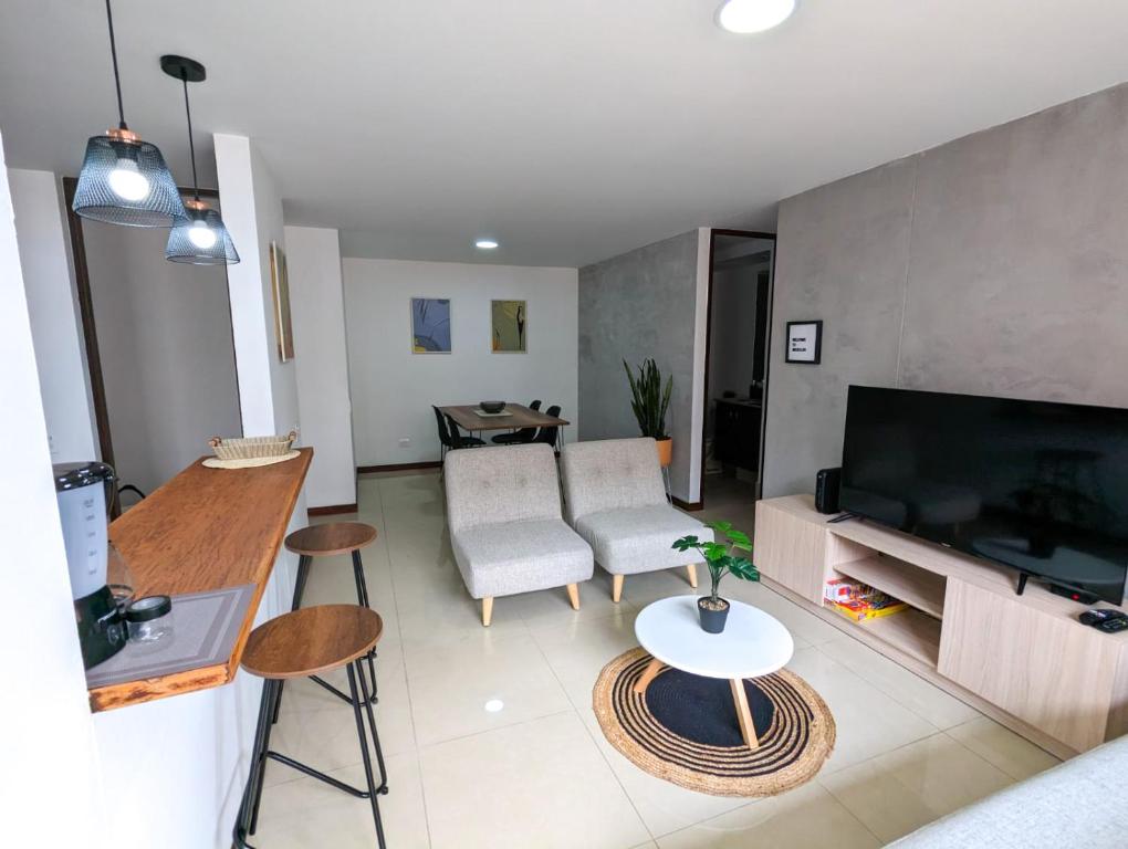 麦德林Apartamento Completo Poblado - Ubicacion Central con Parqueadero的客厅配有沙发和桌子