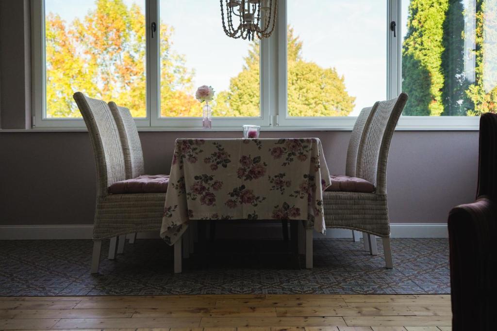 代特莫尔德Villa Rosa - Sky的餐桌、椅子和桌布