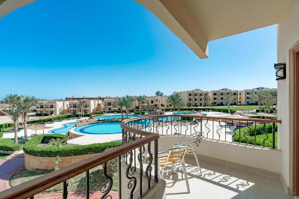 库塞尔Life Resorts Coral Hills Beach & SPA的享有泳池景致的阳台