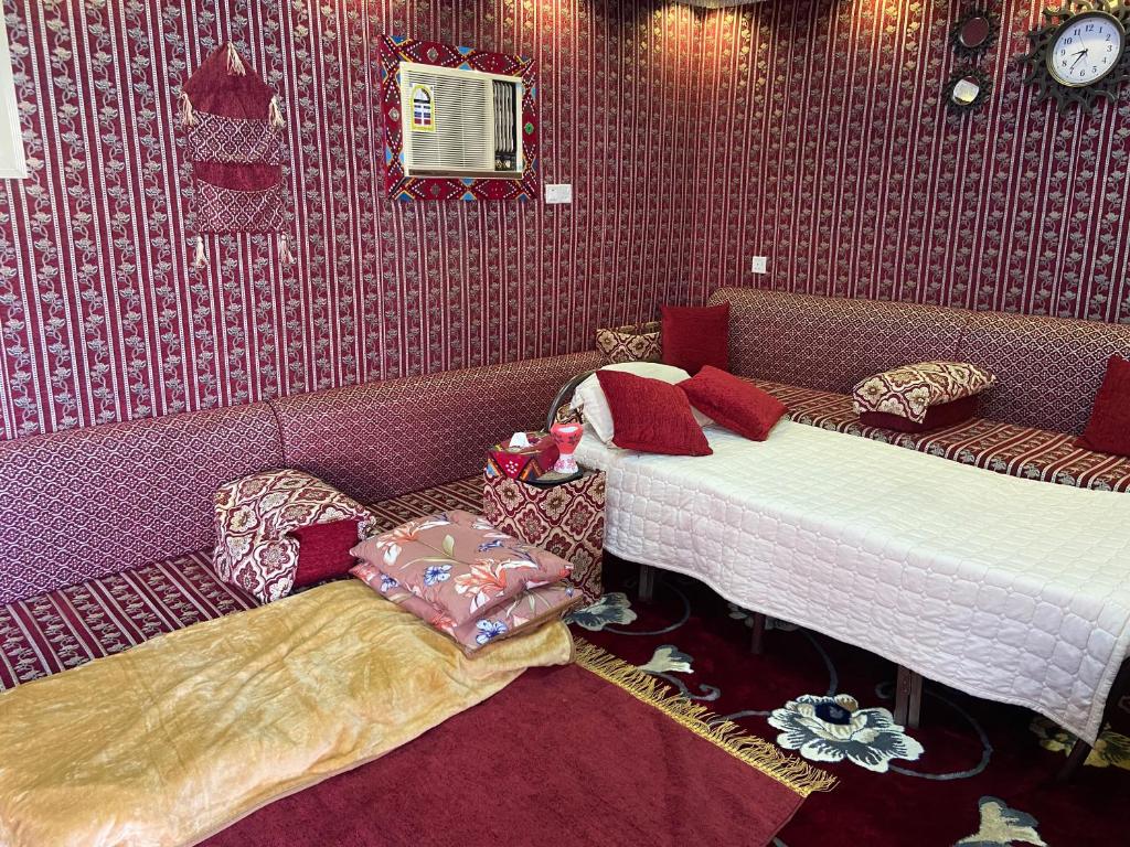吉达Modernistic Antique Stay的紫色壁纸客房内的两张床