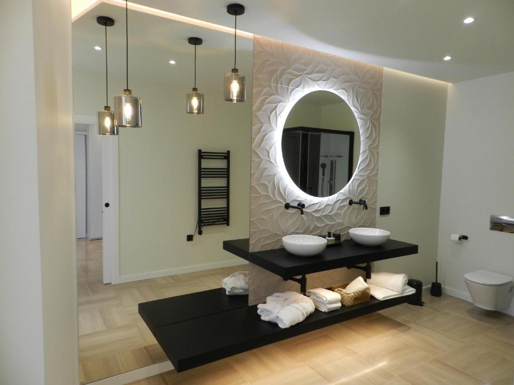 马尔托雷尔HOTEL MANEL的浴室设有2个水槽和镜子