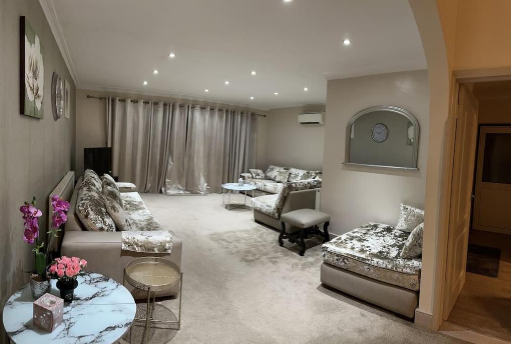 罗姆福特Amazing 4 Bedrooms family home with free parking的带沙发和桌子的大客厅