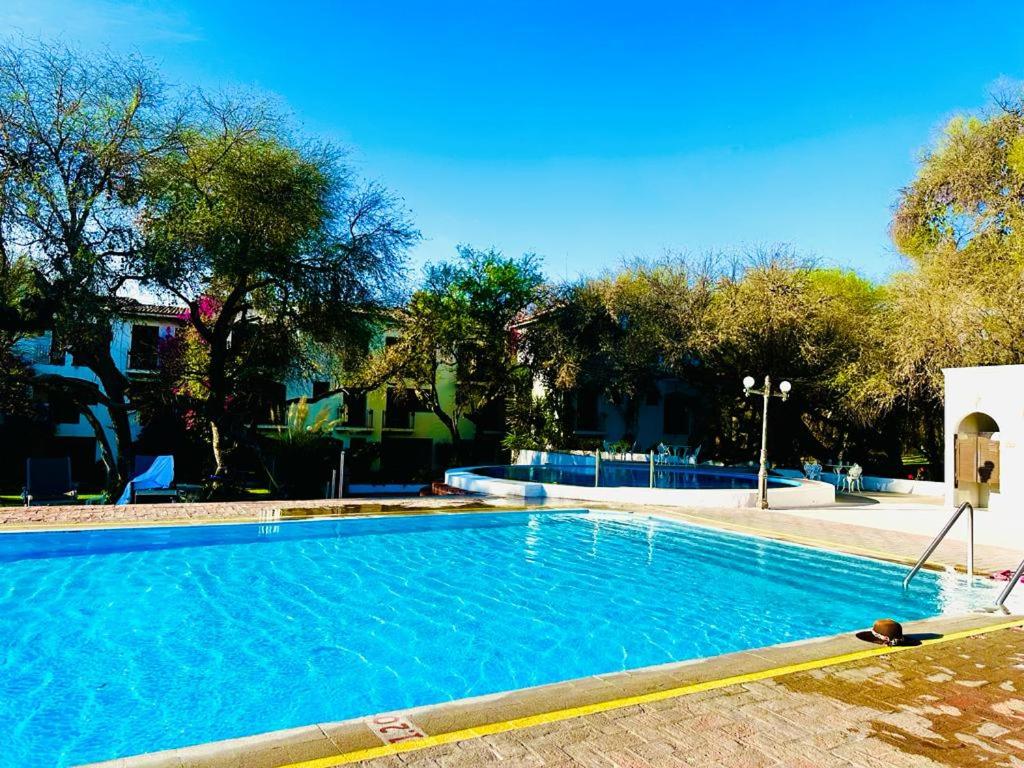 圣米格尔-德阿连德Hotel Hacienda Taboada (Aguas Termales)的院子里的大型蓝色游泳池