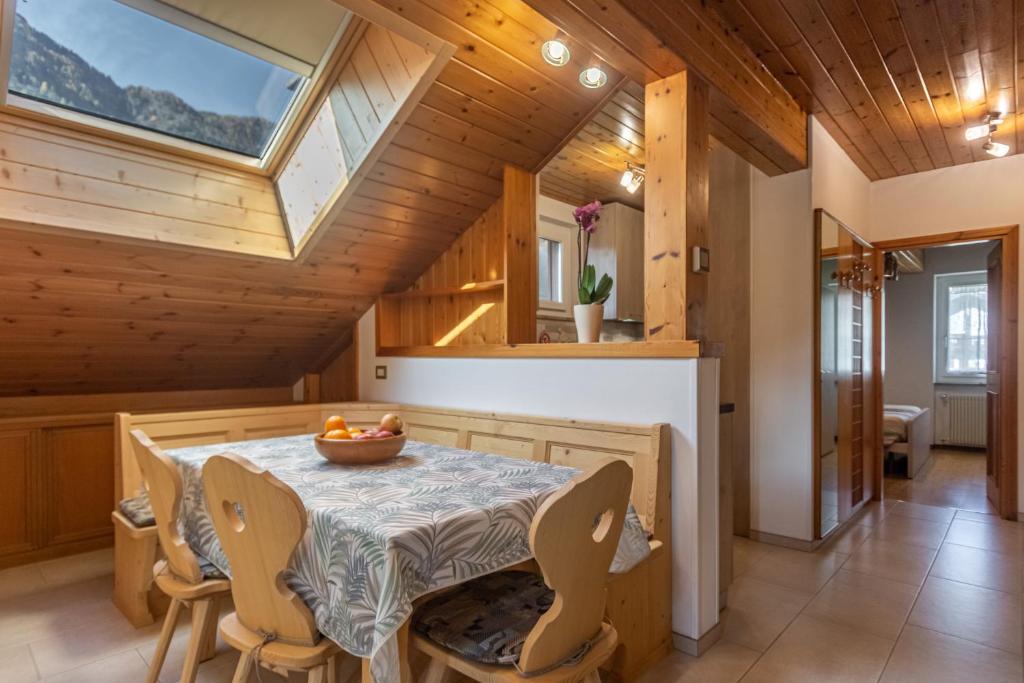 普雷达佐DolomiApartments - Casa Lagorai的一间带桌椅和天窗的用餐室