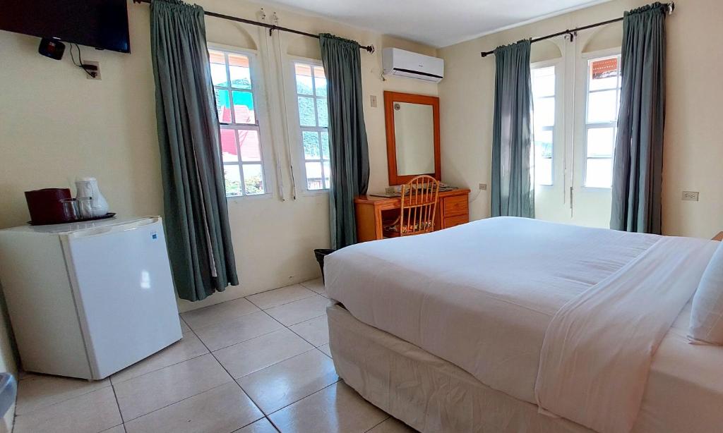 菲利普斯堡Seaview Beach Hotel的卧室设有白色大床和窗户。