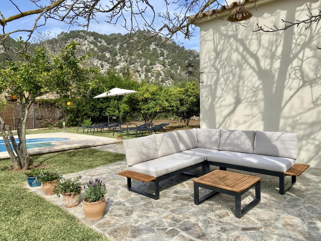 波连斯萨Encant的庭院里设有白色的沙发和茶几。