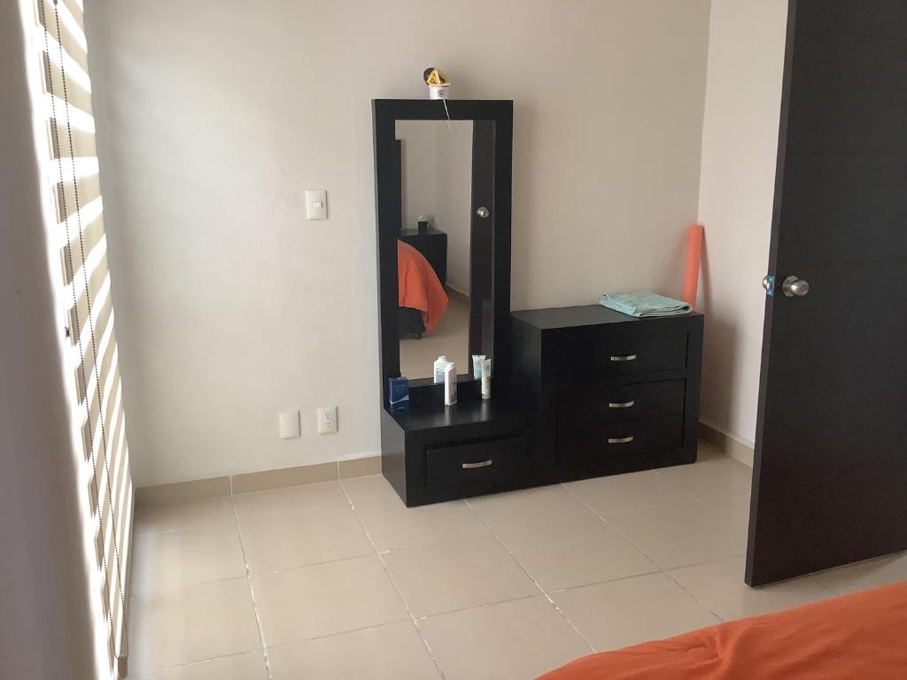 SanctórumCasa Meneses的一间卧室配有黑色梳妆台和镜子