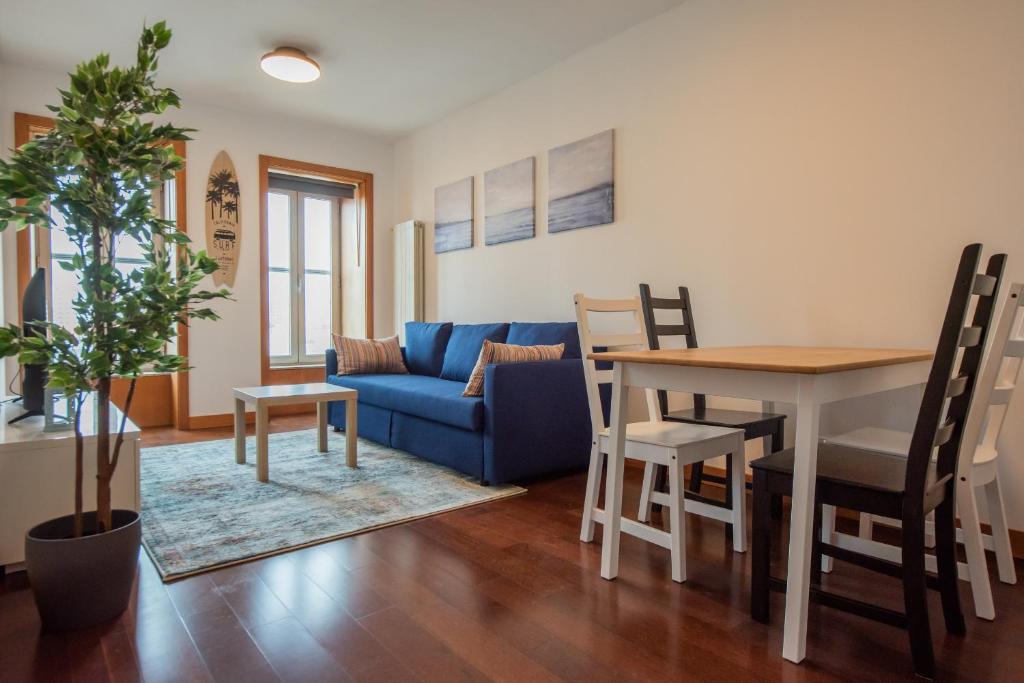 马托西纽什Porto Metro-At-Home Apartment的客厅配有蓝色的沙发和桌子