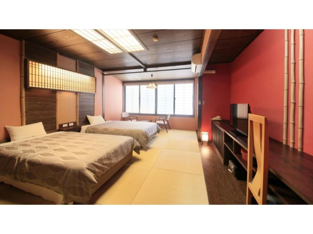 上山市Saikatei Jidaiya - Vacation STAY 96315v的红色墙壁客房的两张床