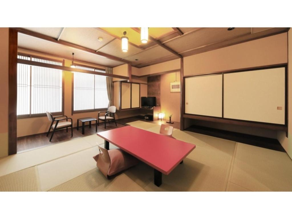 上山市Saikatei Jidaiya - Vacation STAY 96429v的大房间设有红色的桌子和椅子