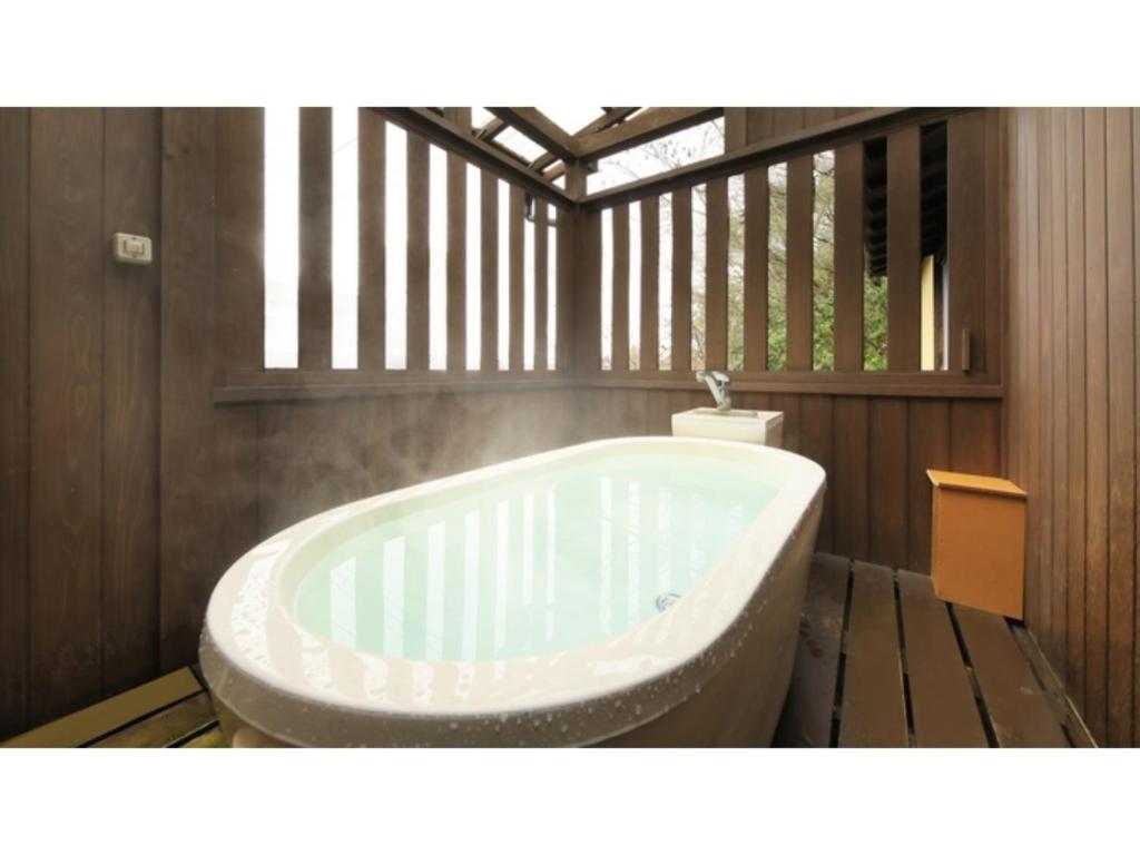 上山市Saikatei Jidaiya - Vacation STAY 96432v的带浴缸的浴室和窗户