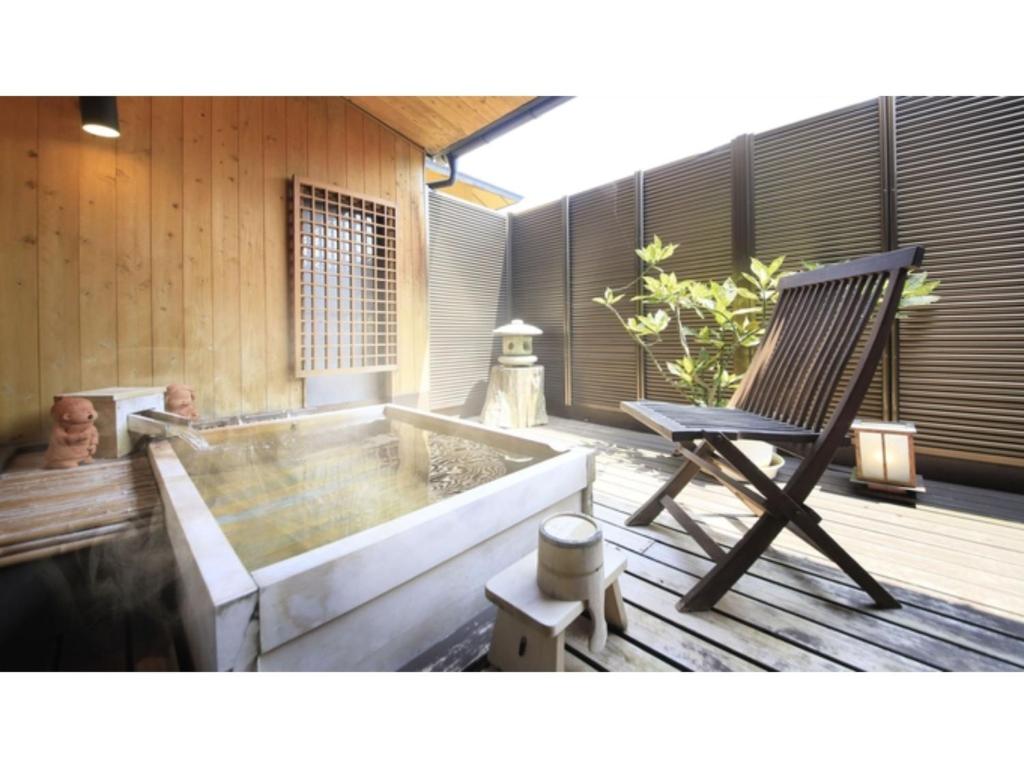 上山市Saikatei Jidaiya - Vacation STAY 96435v的木甲板上的椅子和浴缸