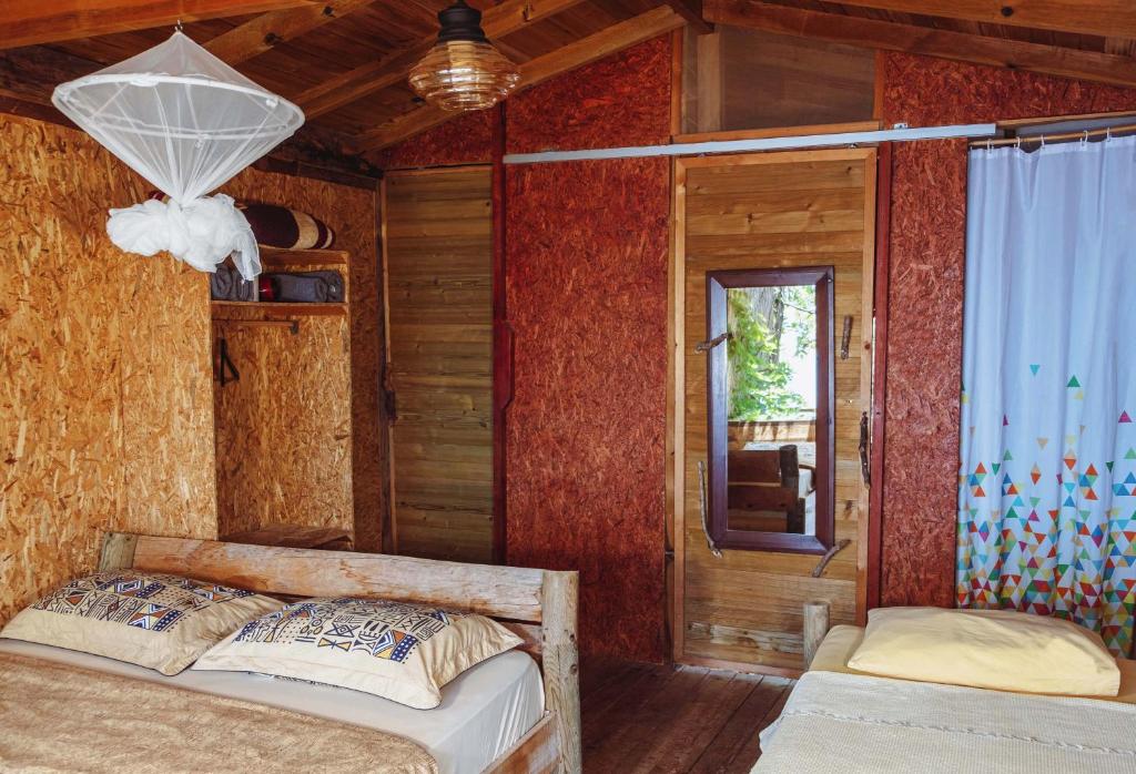 法拉尔雅Deep Ocean Camping-Adults Only的一间带两张床的卧室,位于带窗户的房间内