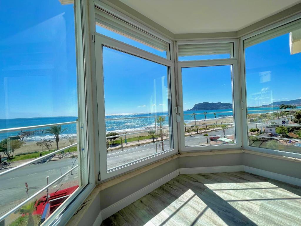 阿拉尼亚SA Apartments! Sea View 2bd Flat的客房设有窗户,享有海滩美景。