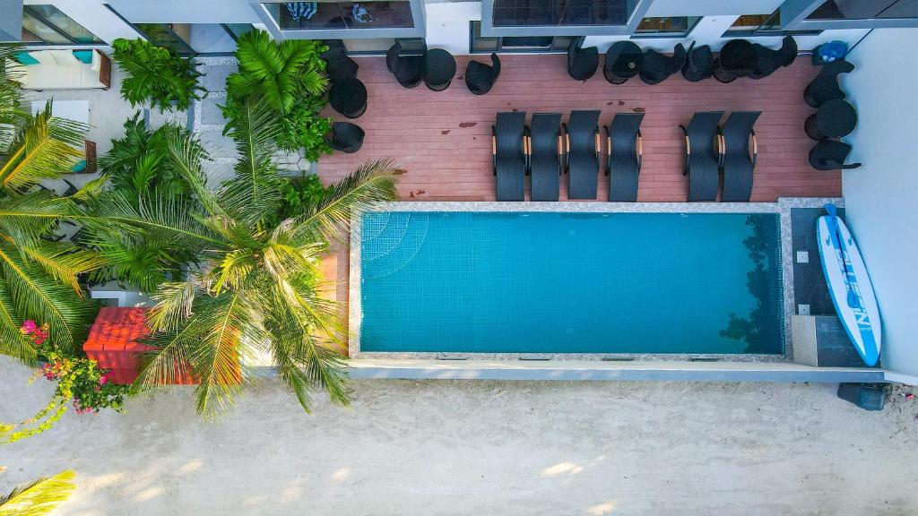 丹格迪Ari Grand Hotel & Spa的享有游泳池和棕榈树的上方景色