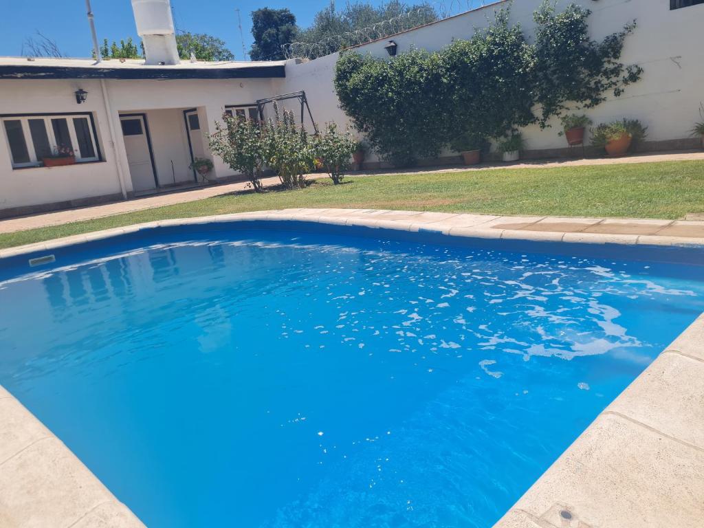 圣马丁MENDOZA TURiSTA - CASA EN SAN MARTÍN, MENDOZA "ANTONIO's HOUSE"的一座大蓝色游泳池,位于房子前