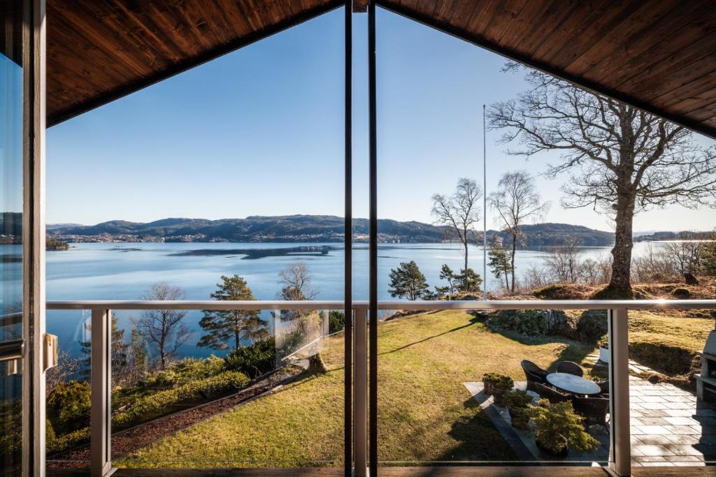 卑尔根Villa Arboretet - Seaside villa with private pool & infrared sauna in the heart of Arboretet, Bergen的房屋享有水景