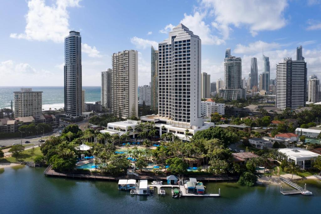 黄金海岸JW Marriott Gold Coast Resort & Spa的城市空中景观高楼