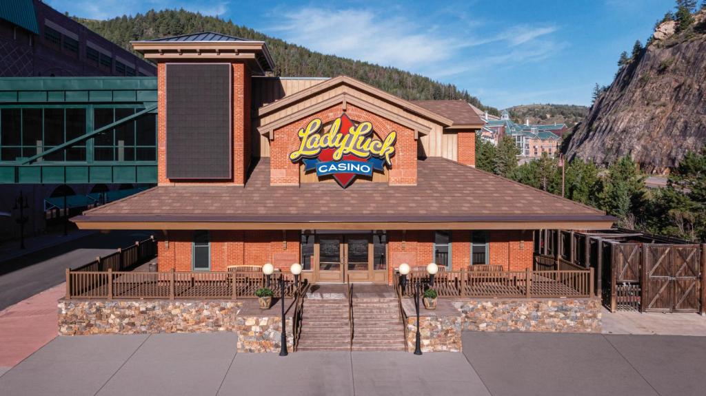 布莱克霍克Lady Luck Casino Black Hawk的一座带有跳跃赌场标志的建筑