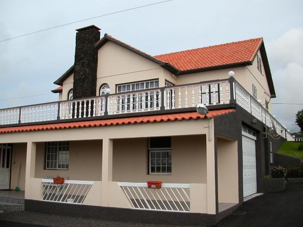 马达莱纳Moradia Familiar NovaVista - T3的房屋的顶部设有阳台