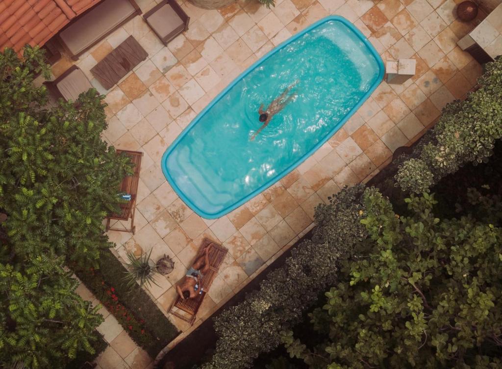 杰里科科拉Pousada Carioca - Pousada de Charme的享有大型蓝色游泳池的顶部景致