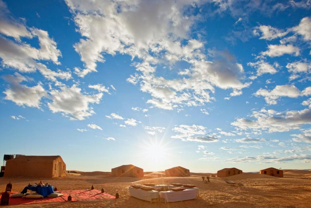 姆哈米德比沃亚克拉杜恩布兰奇酒店的天空中阳光下的沙漠景色