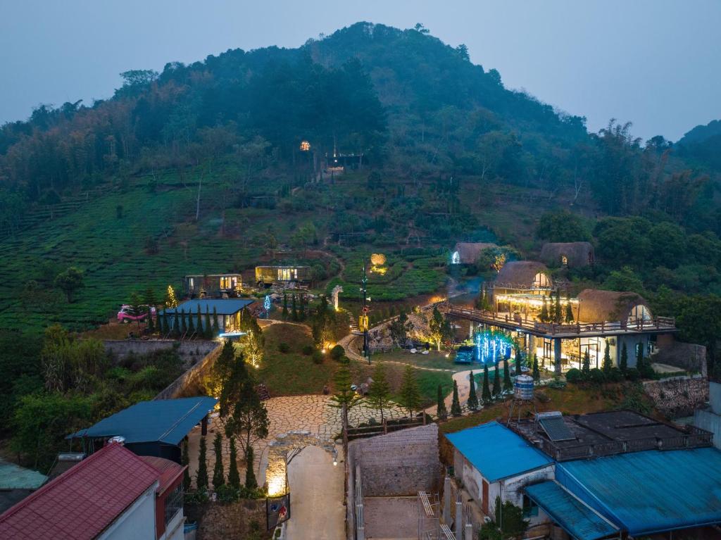 木州县Hippie Home的享有度假胜地的空中景致,以山脉为背景