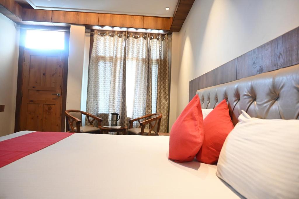 马拉里Hotel Apple Blossom B$B的一间卧室配有一张带红色枕头的大床