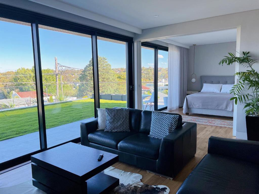 悉尼Balgowlah Paradise Apartment的带沙发、床和窗户的客厅