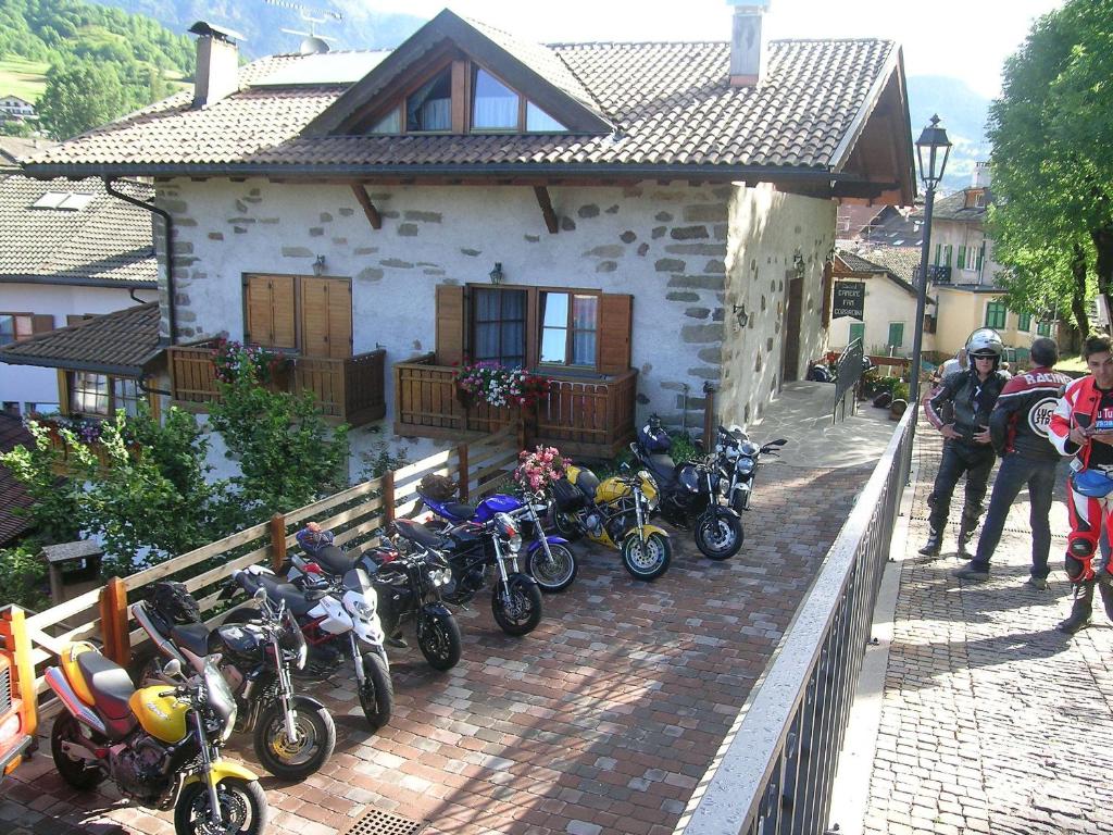菲耶梅堡科拉迪尼食宿酒店的停在房子前面的一群摩托车