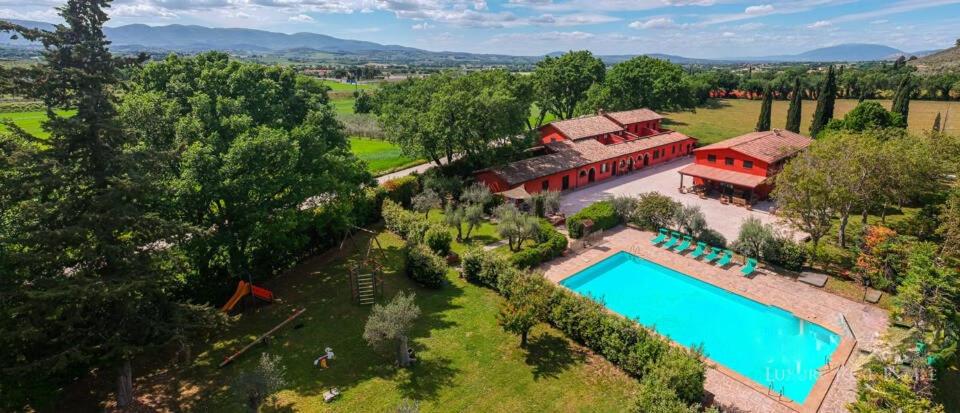 斯波莱托Agriturismo Collelignani的享有带游泳池的房屋的空中景致