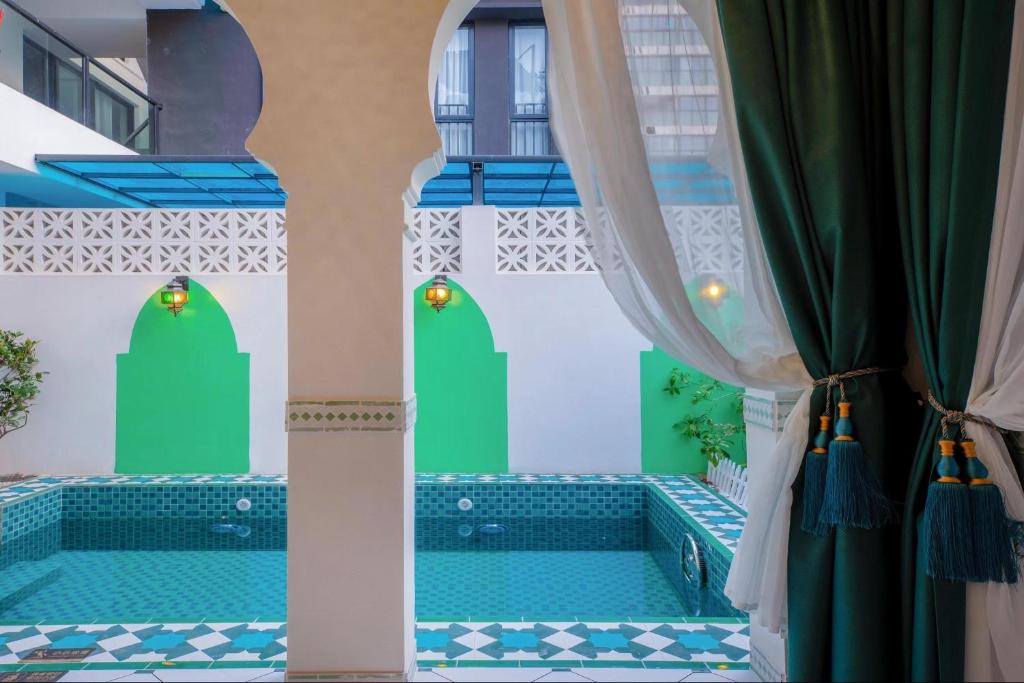 惠东摩洛哥绿屋森林的蓝色和绿色瓷砖房子内的游泳池