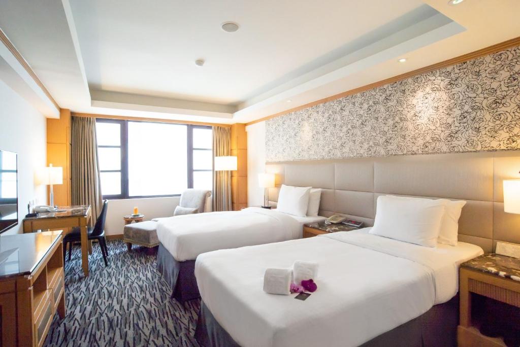 台中市鼎隆国际商旅的酒店客房配有两张床和一张书桌