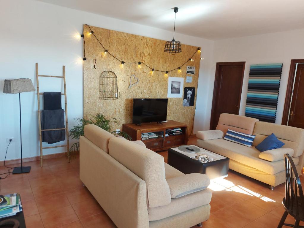 罗萨里奥港Casa Elsa的客厅配有两张沙发和一台电视