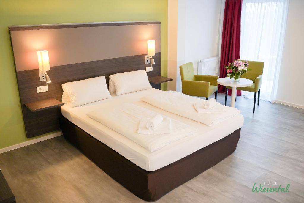 梅肯博伊伦维森塔尔酒店的一间卧室,卧室内配有一张大床