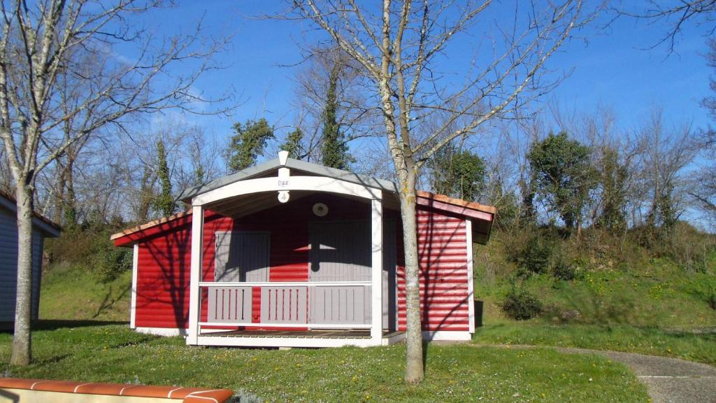 孔东Camping Onlycamp L'Argenté的院子里的红白棚子