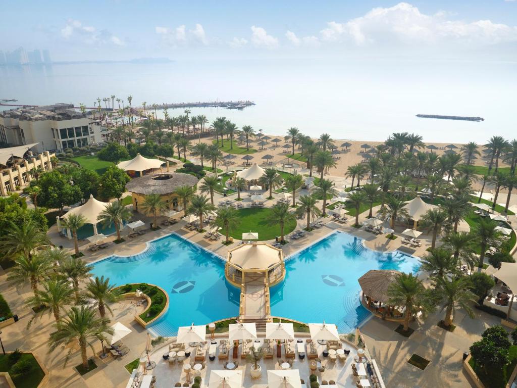 多哈InterContinental Doha Beach & Spa, an IHG Hotel的享有度假胜地的空中景致,设有2个游泳池