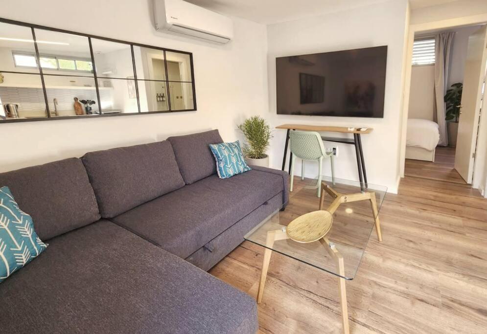 特拉维夫Assuta Residence in Ramat HaHayal, Tel Aviv的客厅配有沙发和桌子