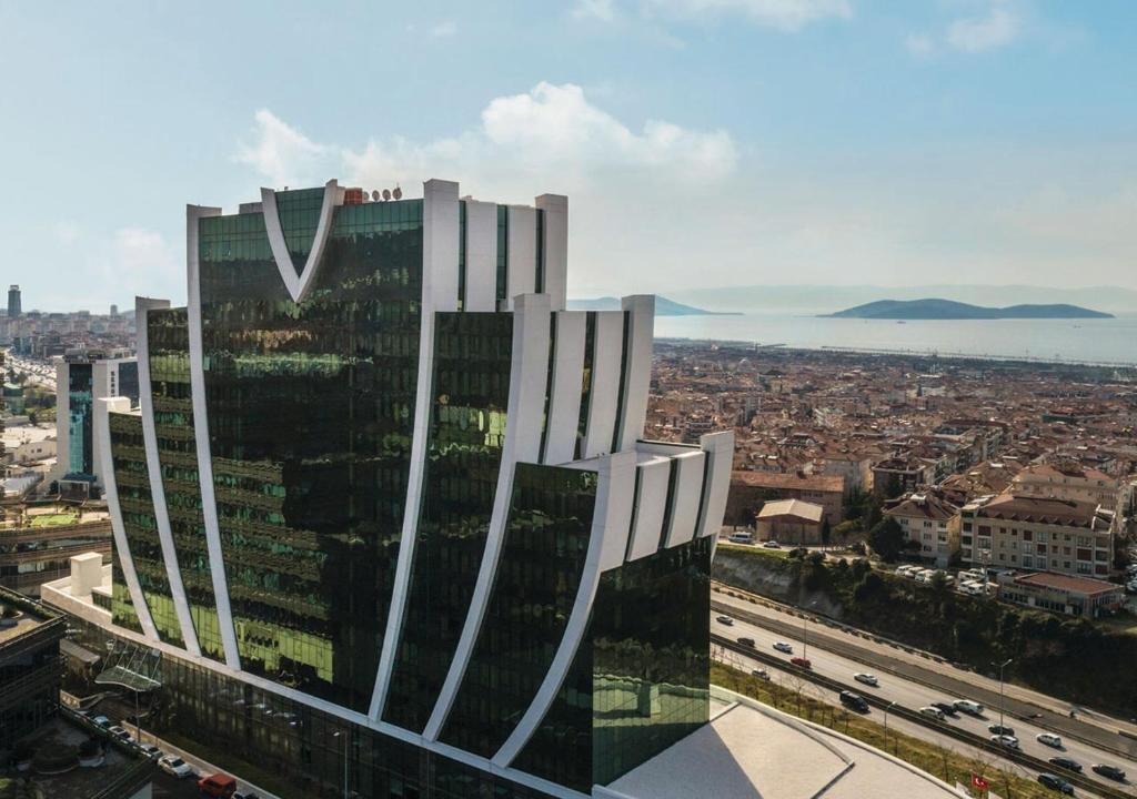 伊斯坦布尔Elite World Grand Istanbul Küçükyalı的一座高大的建筑,享有城市美景