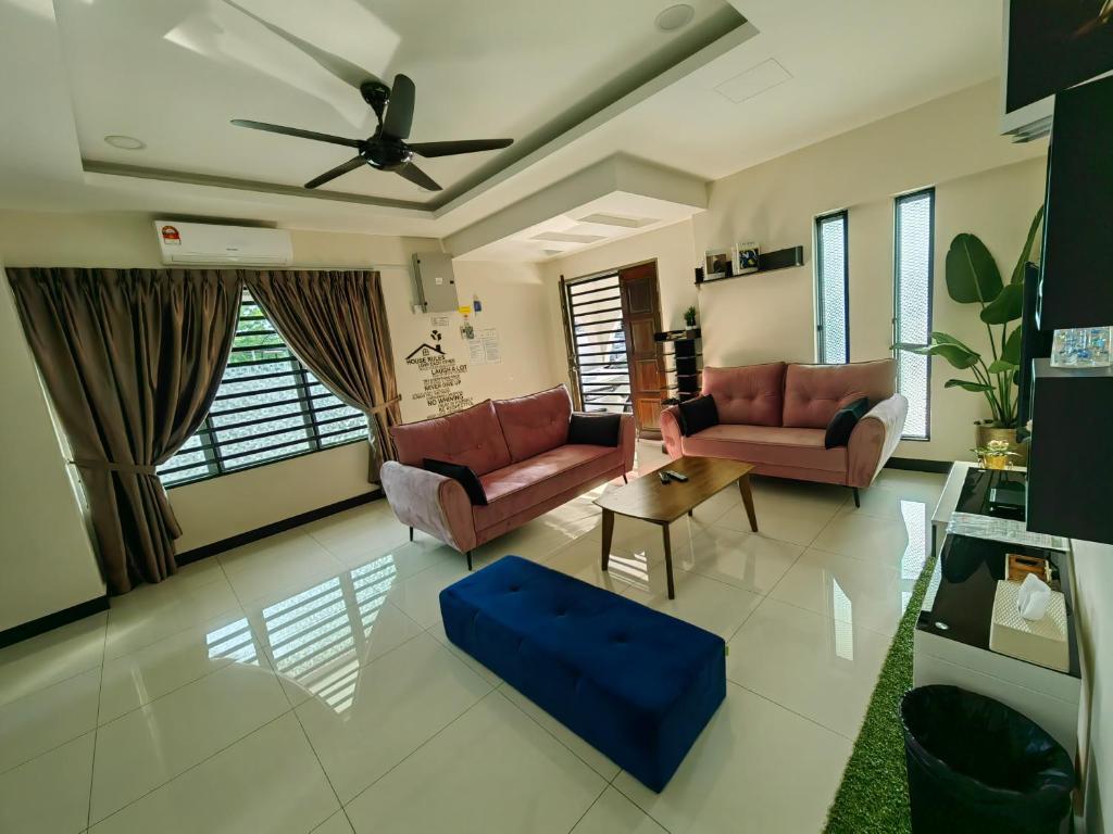 怡保怡保第一花园118民宿的客厅配有两张沙发和吊扇