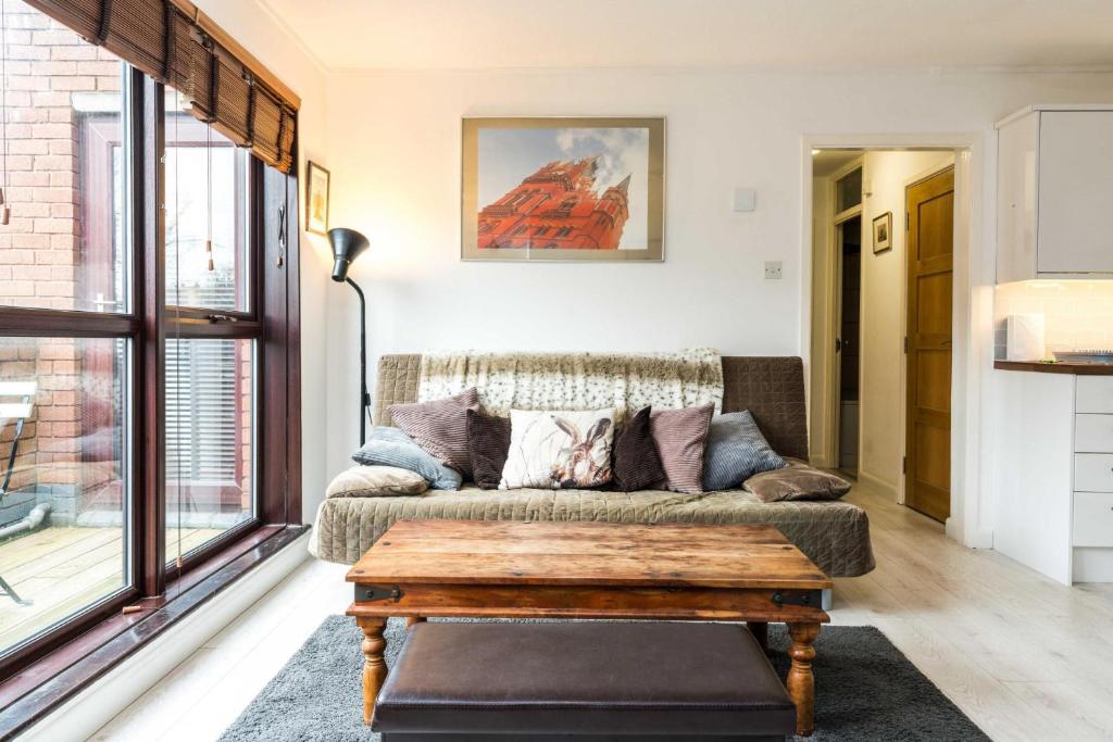 伦敦Luxury Islington Apartment with Balcony Islington的带沙发和咖啡桌的客厅