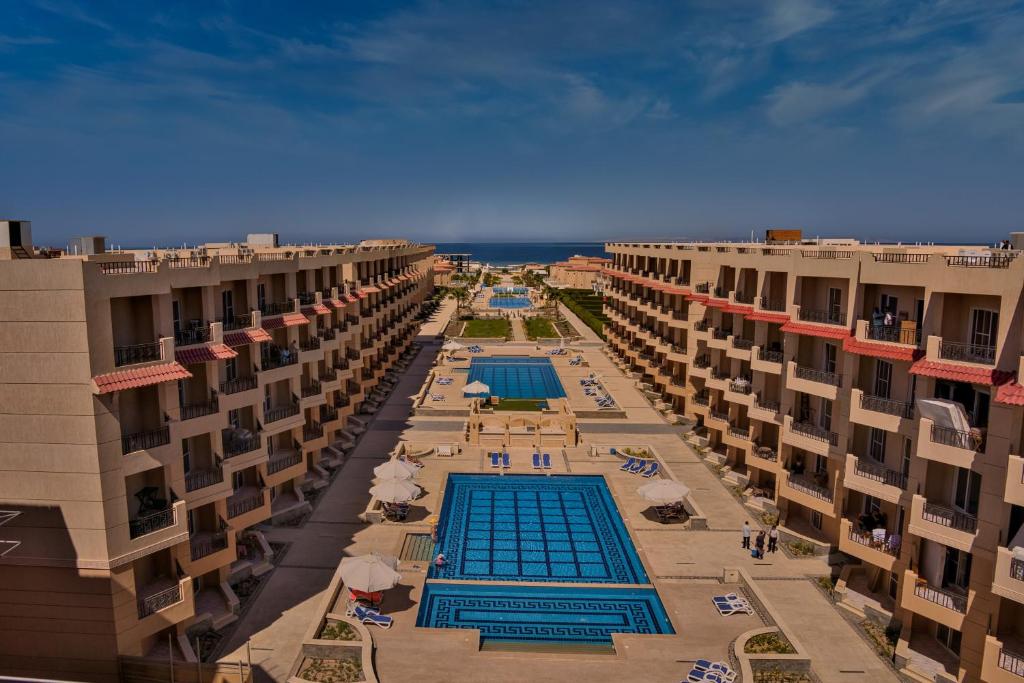 赫尔格达Selena Bay Resort & Beach Club的公寓大楼的空中景致,设有2个游泳池