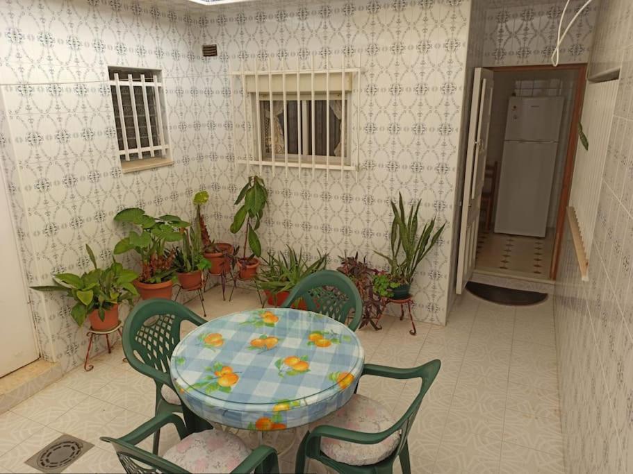 蓬塔翁布里亚La casa de Lola的庭院配有桌椅和植物