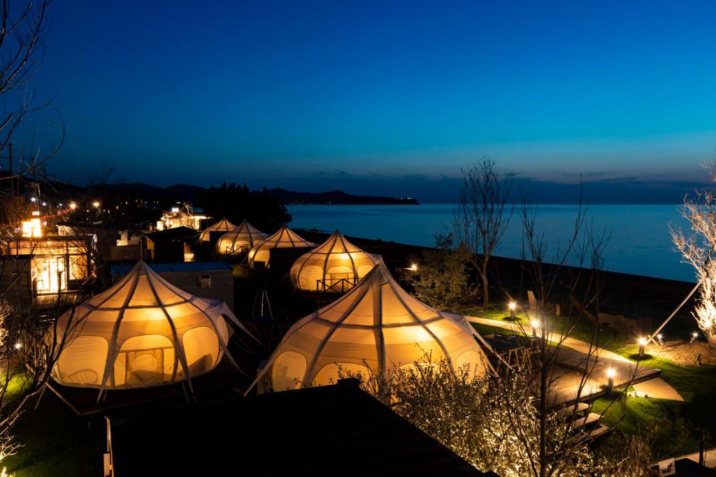 淡路PICNIC　GARDEN的一群帐篷在晚上在田野里