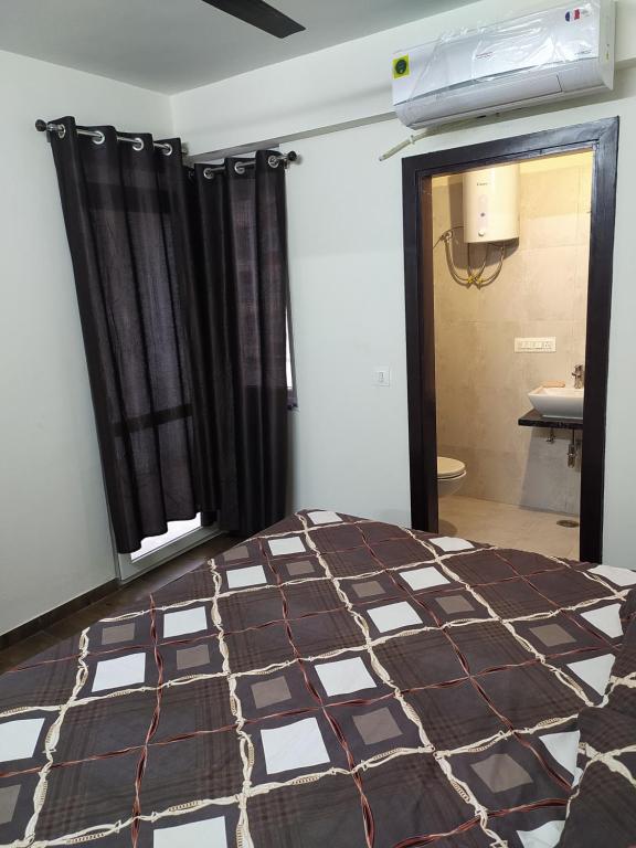 科塔Pukhraj element的一间带大床的卧室和一间浴室