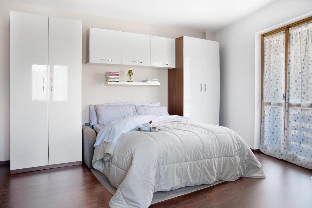 Roccaforte MondovìLurisia的白色卧室配有一张床和白色橱柜